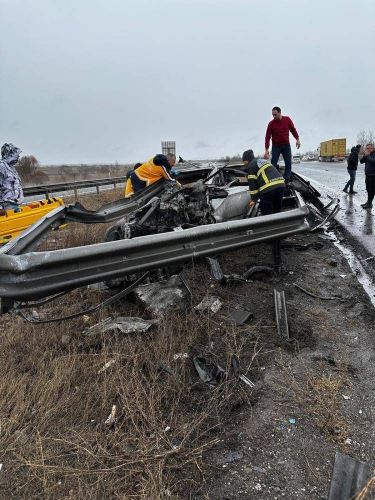 Bariyerlere ok gibi saplanan Konya plakalı otomobil bu hale geldi 12